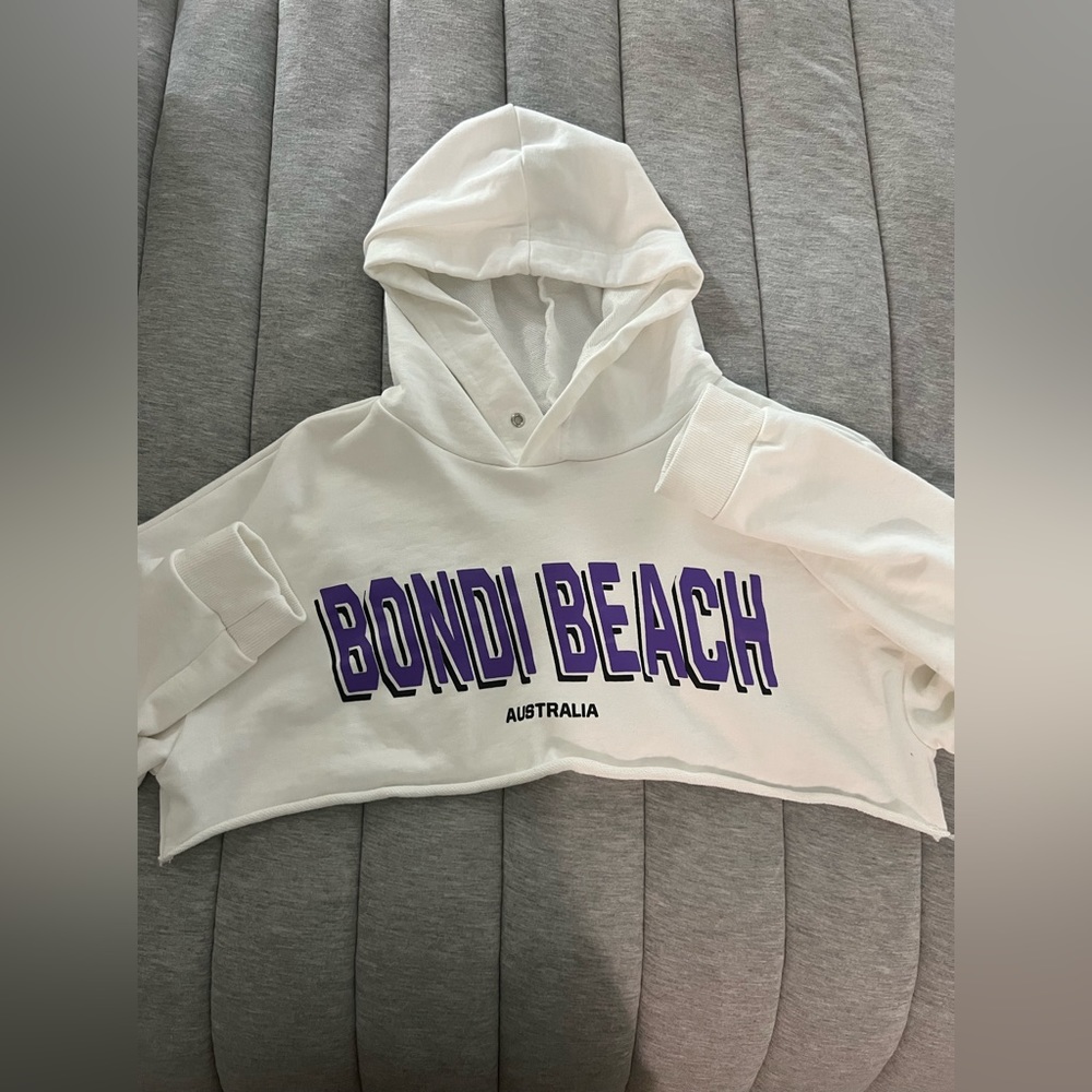 adika cropped white hoddie, light towel material on the inside,